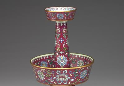 图片[2]-Candle with Indian lotus and Eight Treasures decor in famille rose on a dark red ground, Qing dynasty, Qianlong reign (1736-1795)-China Archive